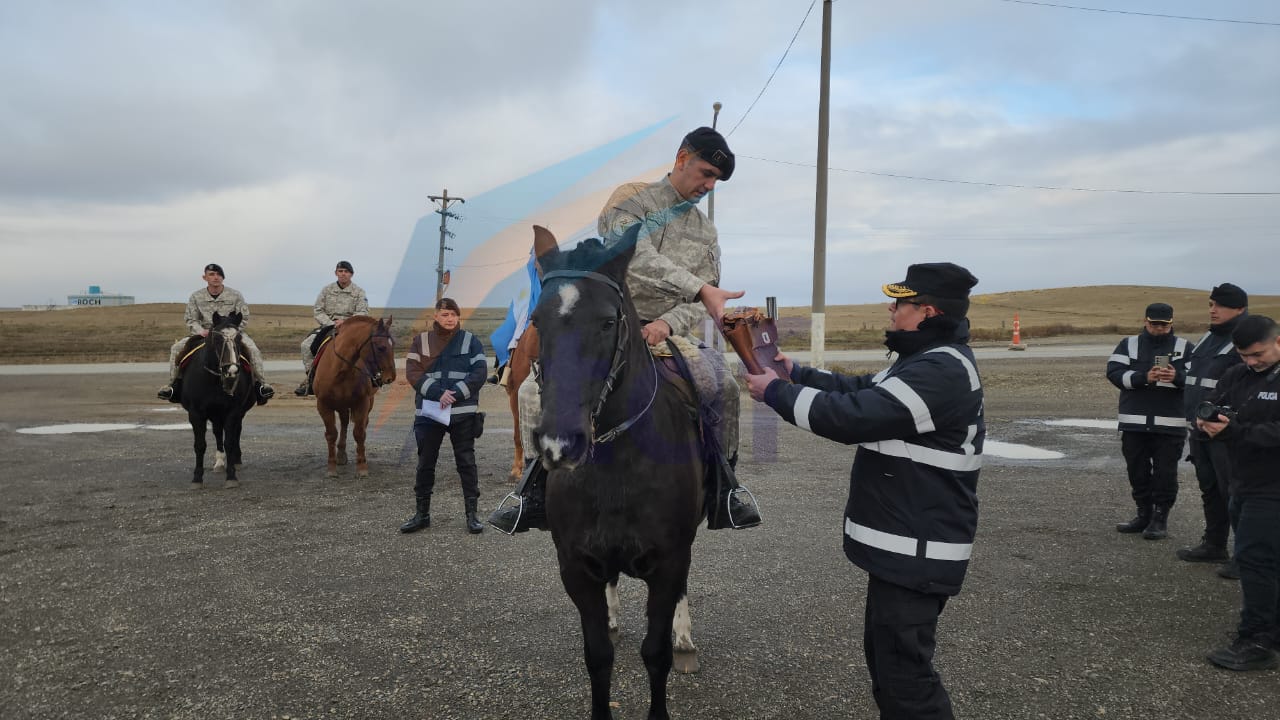 Homenaje y recreación de la histórica estafeta postal en el aniversario de la Policía