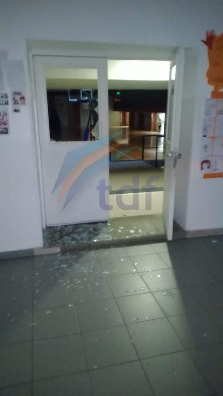 Tres menores fueron detenidos robando computadoras en el interior del colegio Haspen