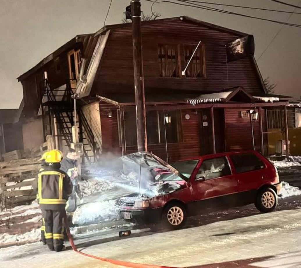 Incendio en un vehículo fue sofocado por el conductor