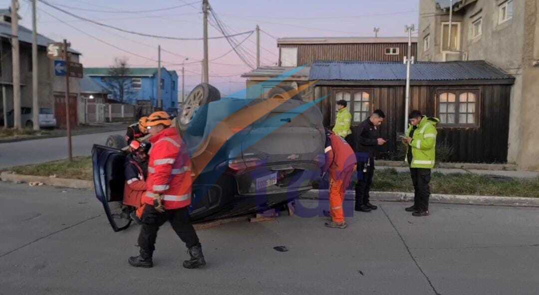 Choque y posterior vuelco en el barrio AGP