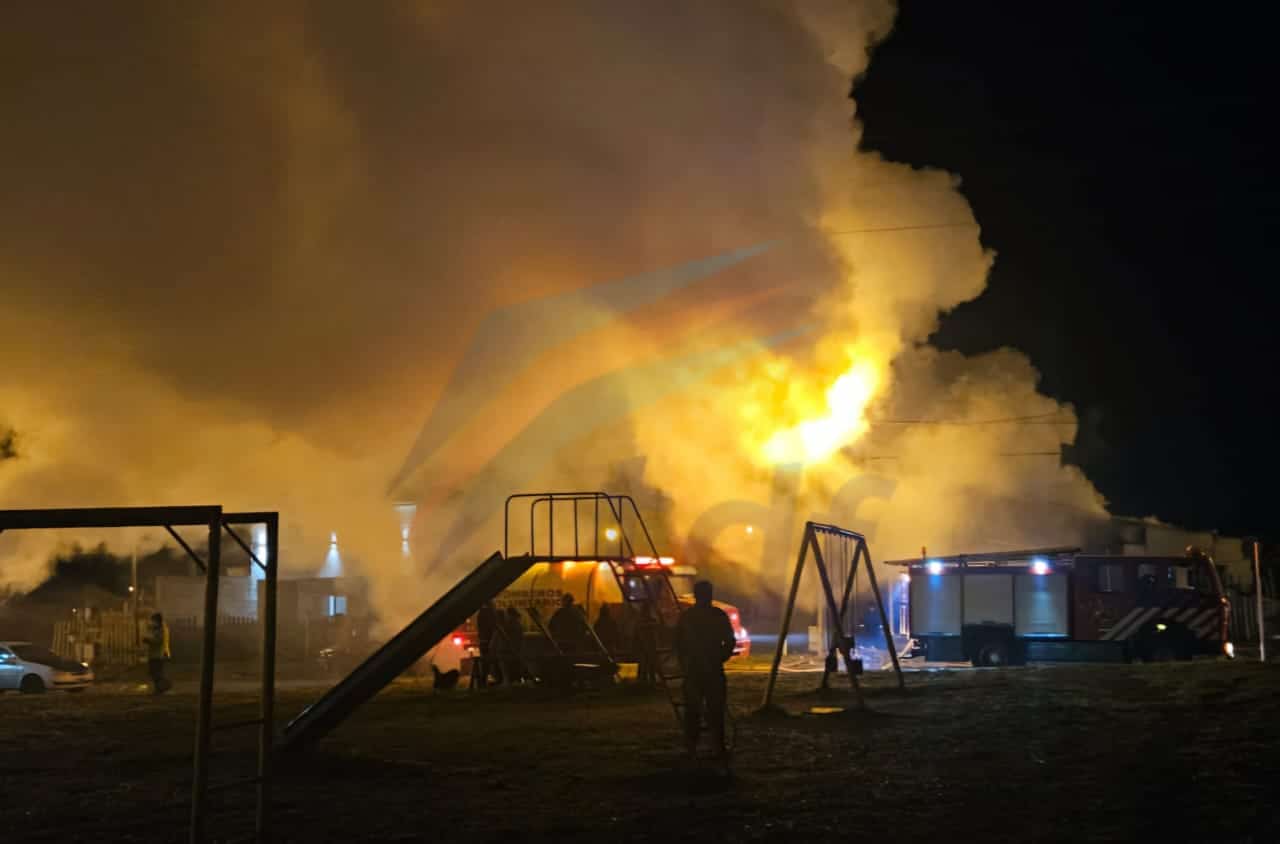 Incendio de viviendas en margen sur deja un muerto