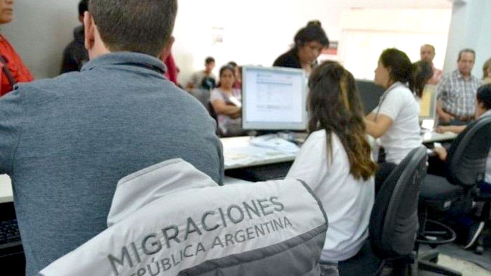 El Gobierno modificó la ley de Migraciones: habilita cobro en salud y universidades, restringe ciudadanía y endurece deportaciones
