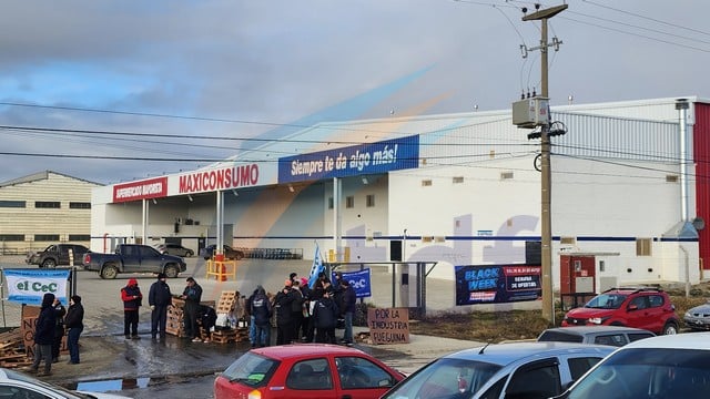 Abrieron los grandes supermercados pero hay protestas y pocos clientes