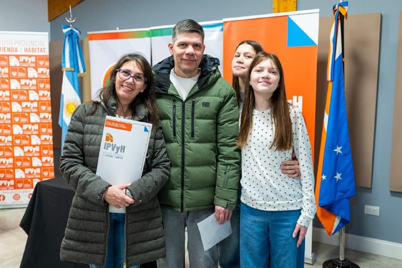 Nueva entrega de lotes a docentes, personal de salud y policías