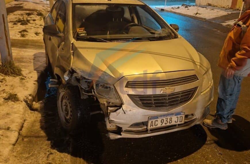 Conductor se descompensó y chocó un auto que estaba estacionado