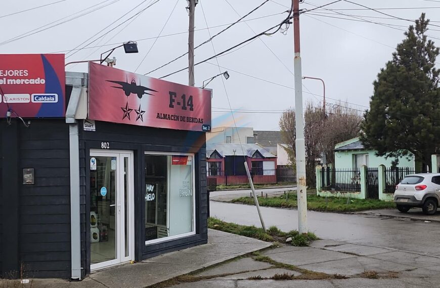 Forzaron la puerta de un local comercial para llevarse una computadora y bebidas