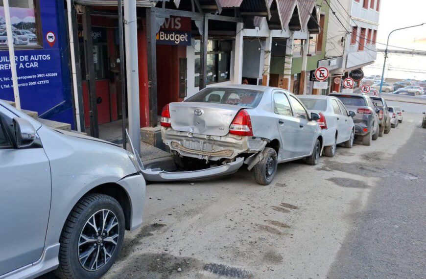 Conductor chocó autos estacionados y se dio a la fuga en Ushuaia