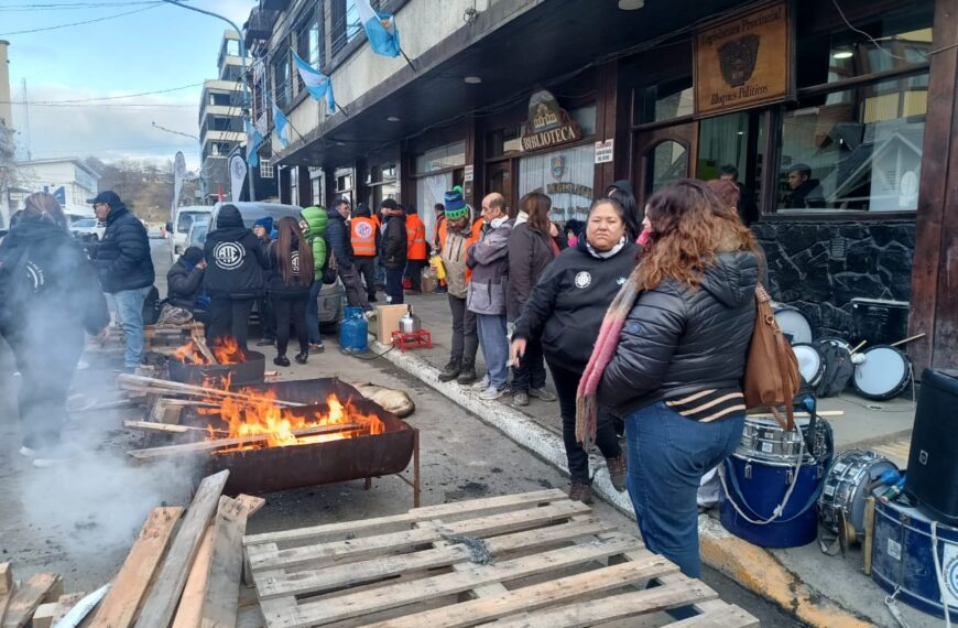 ATE vuelve a reclamar en las puertas de la Legislatura por la situación de OSEF