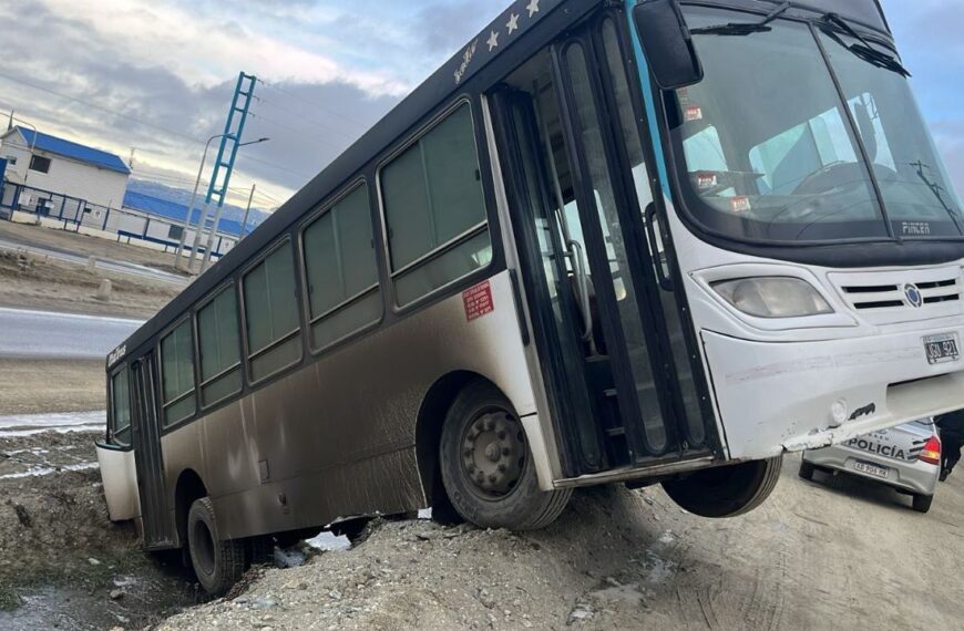 Conductor desbarrancó por el estado resbaladizo de la calzada