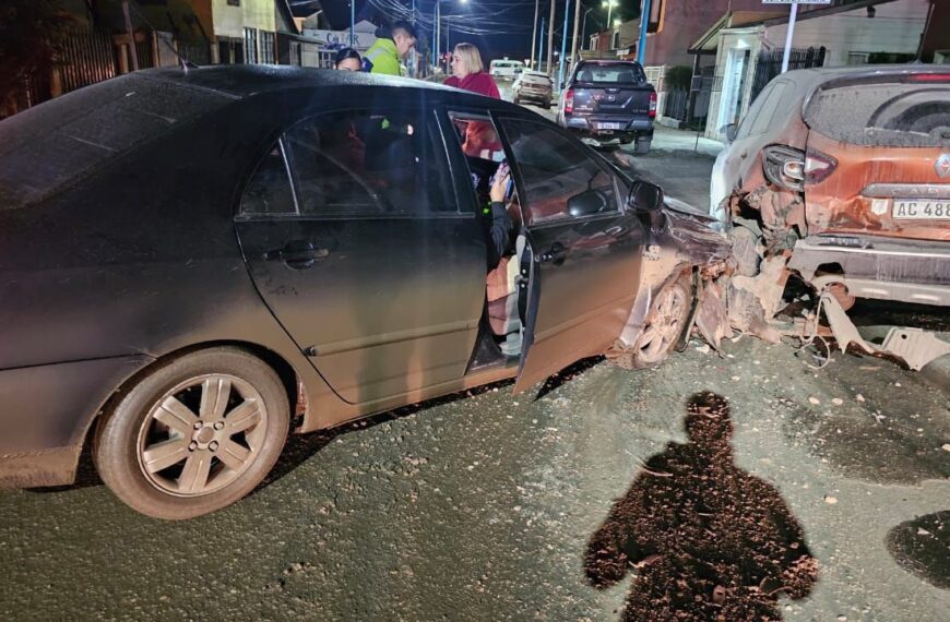 Violento choque contra un auto estacionado en Ushuaia