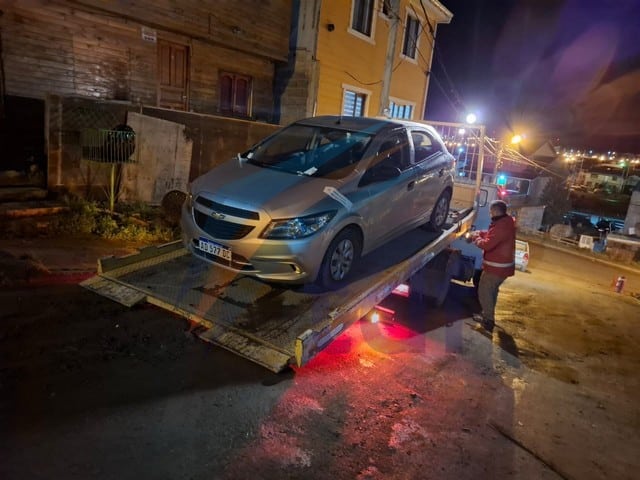 Detuvieron a dos sujetos que resistieron un procedimiento policial y atropellaron a un policia