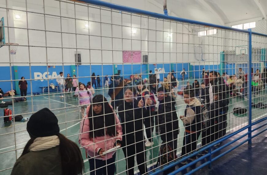 Alumnos de la Escuela 19 debieron ser evacuados por olor a gas en el edificio y se suspendieron las clases en el turno mañana
