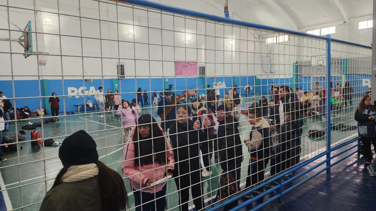 Alumnos de la Escuela 19 debieron ser evacuados por olor a gas en el edificio y se suspendieron las clases en el turno mañana