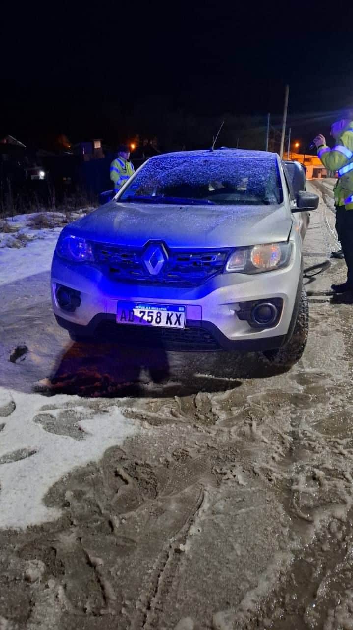 Cuatro jóvenes asistidos tras chocar contra un poste en una calzada resbaladiza en Ushuaia