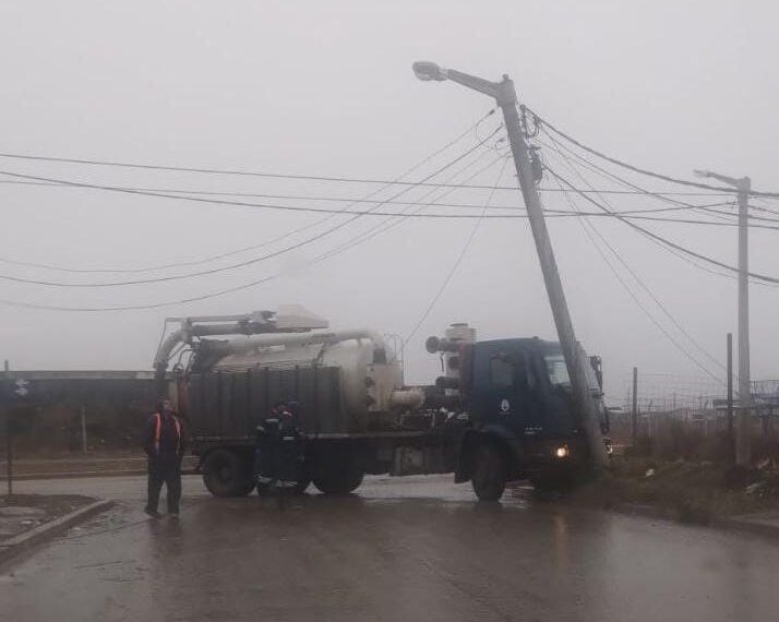 Camión de obras sanitarias chocó contra un poste de alumbrado público