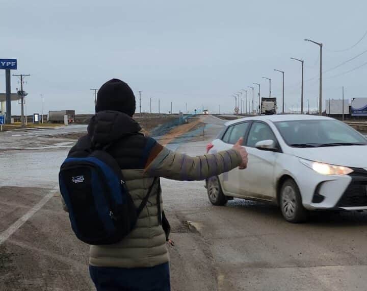 Un trabajador fue despedido y viaja a dedo de Tolhuin a Río Grande casi a diario para poder cobrar su deuda