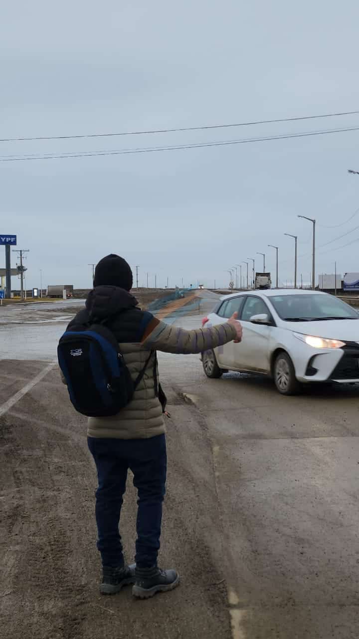 Un trabajador fue despedido y viaja a dedo de Tolhuin a Río Grande casi a diario para poder cobrar su deuda