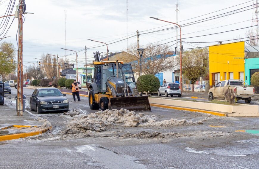 Continúan las tareas de limpieza de nieve y hielo acumulado