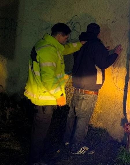 Un sujeto fue aprehendido luego de robar una billetera de un auto estacionado