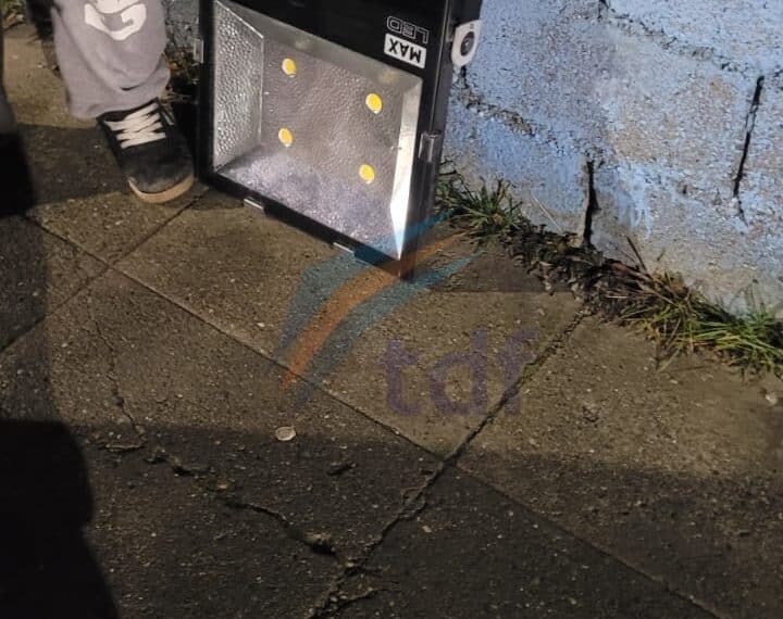 Un sujeto con tobillera y un menor de edad fueron sorprendidos robando un reflector del alumbrado público