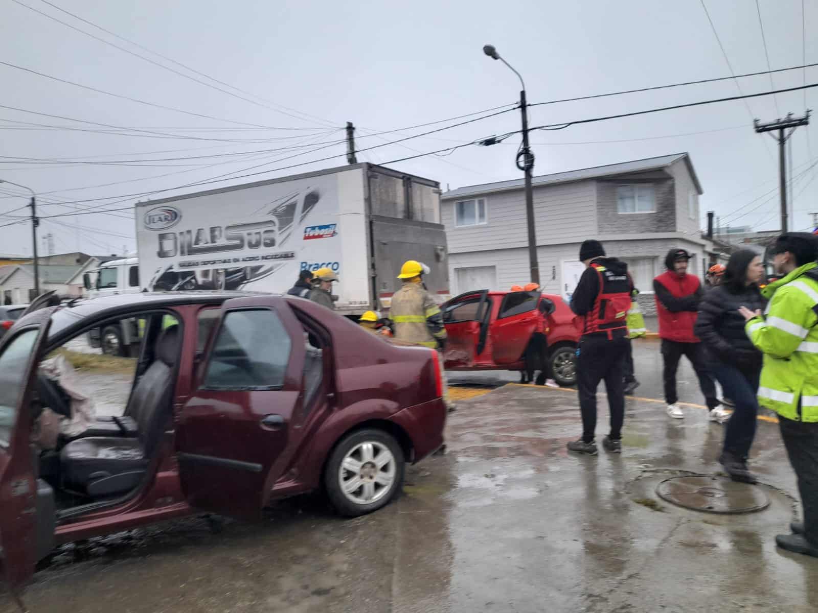 Choque con dos personas trasladadas al Hospital