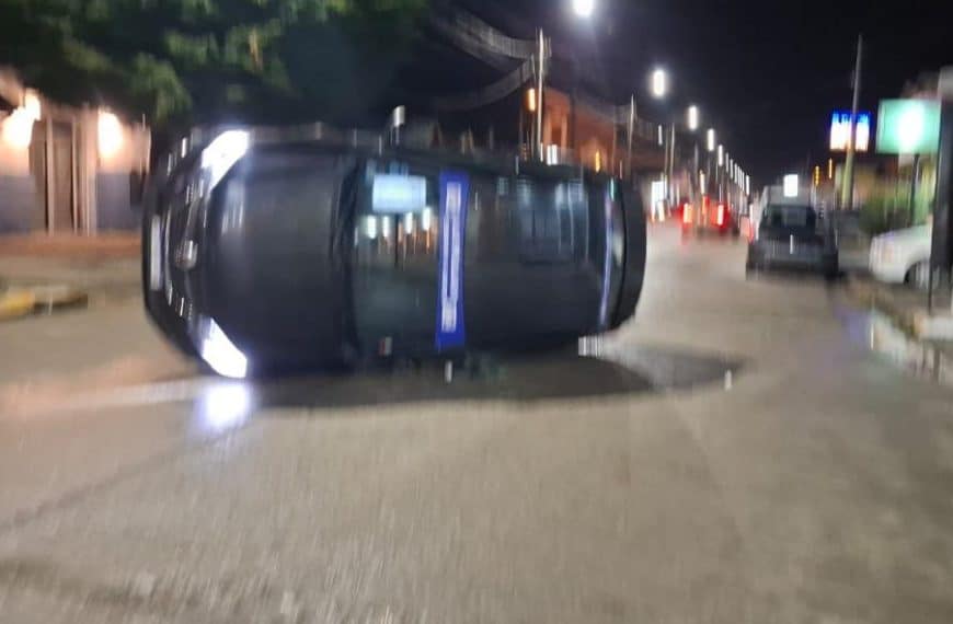 Un remisero chocó un auto estacionado y termino volcando
