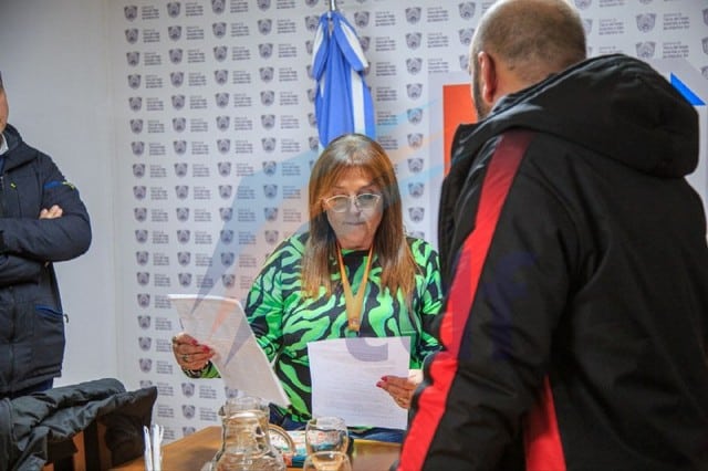 Castillo habló con los vecinos de Tolhuin y planteó planificar nuevos centros de distribución eléctrica
