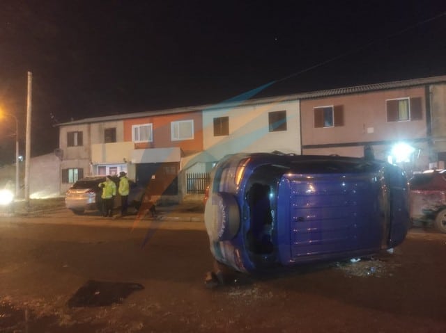 Camioneta chocó a un auto estacionado y volcó en el barrio Intevu