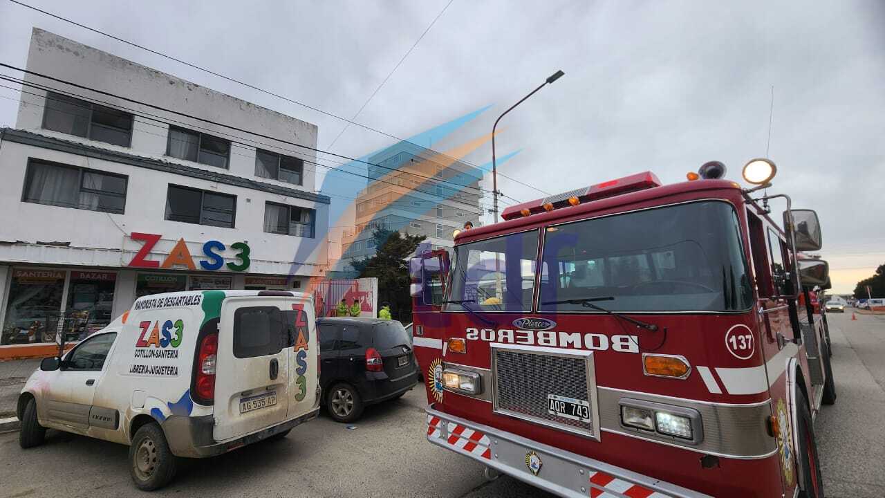Incendio afectó una vivienda en la planta alta de un local comercial y una persona fue trasladada al hospital