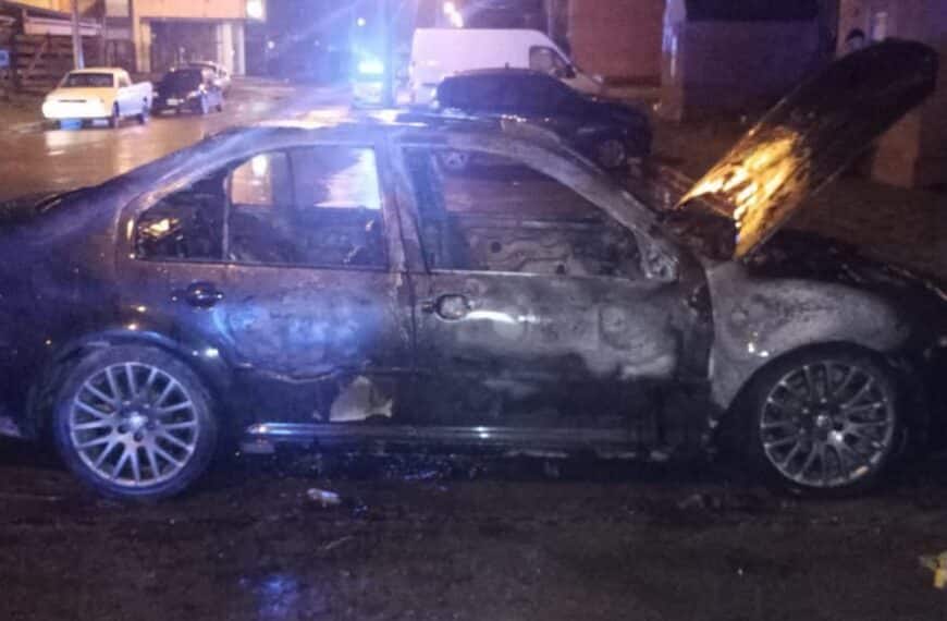 Investigan el incendio de dos autos en la vía pública