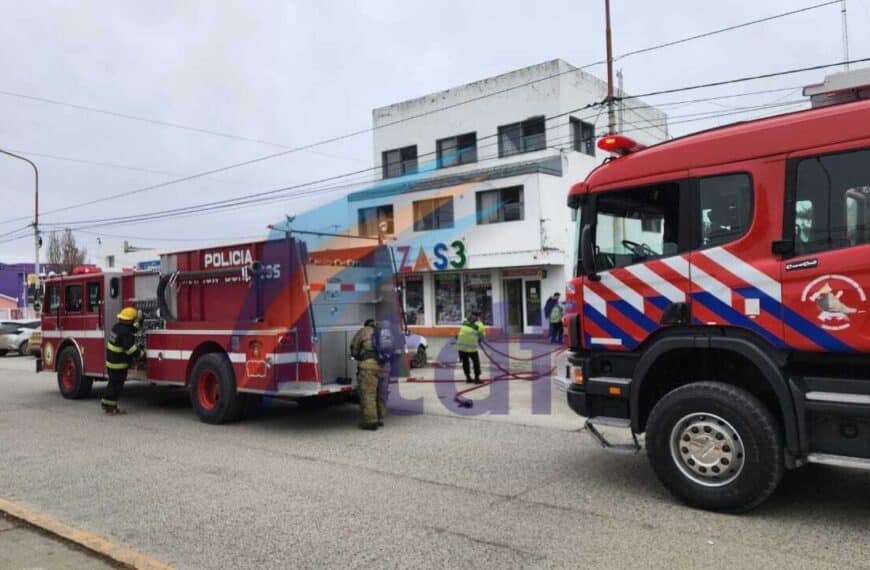 Incendio afectó una vivienda en la planta alta de un local comercial y una persona fue trasladada al hospital