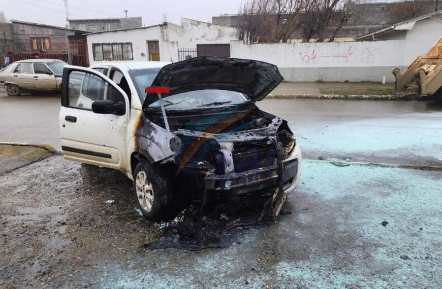 Vehículo que circulaba por el casco viejo se prendió fuego casi en su totalidad