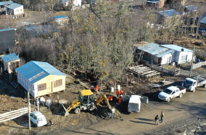 El Municipio de Tolhuin inició los trabajos de colaboración en las conexiones intralotes a la red de agua potable y cloacas en el barrio Altos de la Montaña