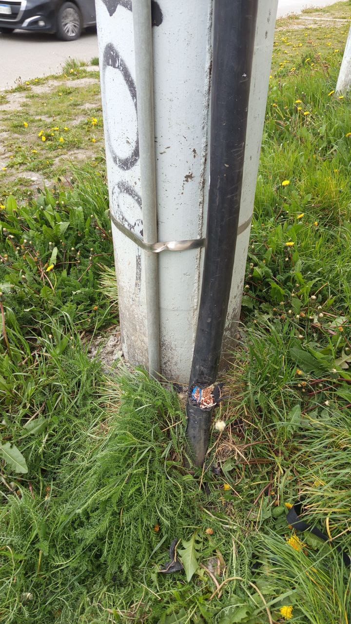 Cables cortados hacha