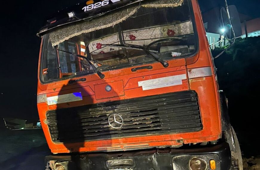 Conductor chocó autos que estaban estacionados