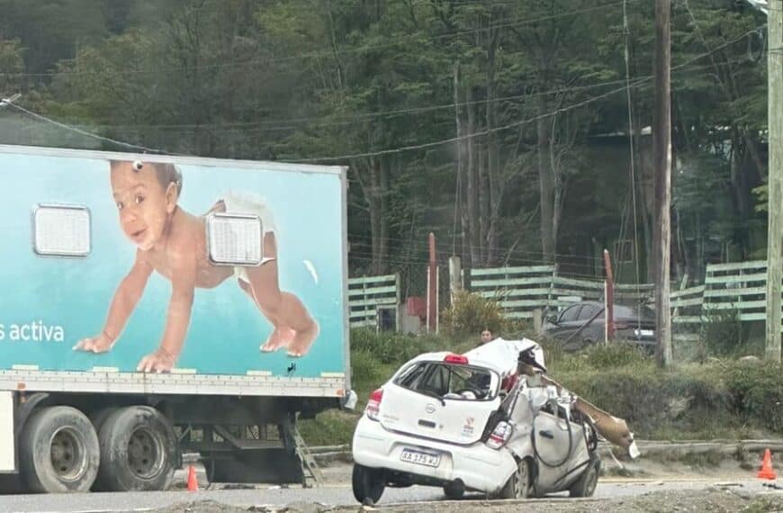 Conductor hospitalizado tras impactar de lleno contra un módulo municipal en Ushuaia