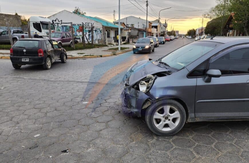 Choque con dos personas trasladadas al hospital