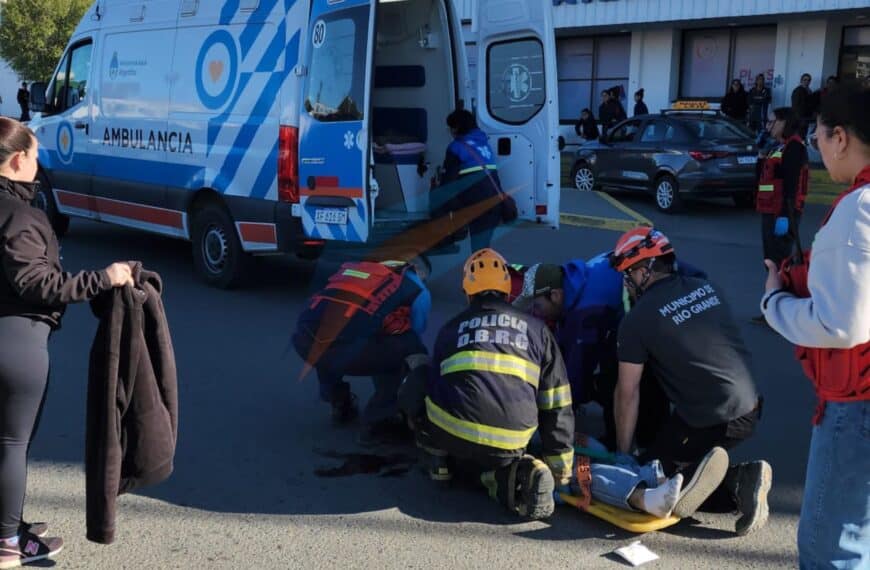 Un peatón y un motociclista hospitalizados tras violento accidente