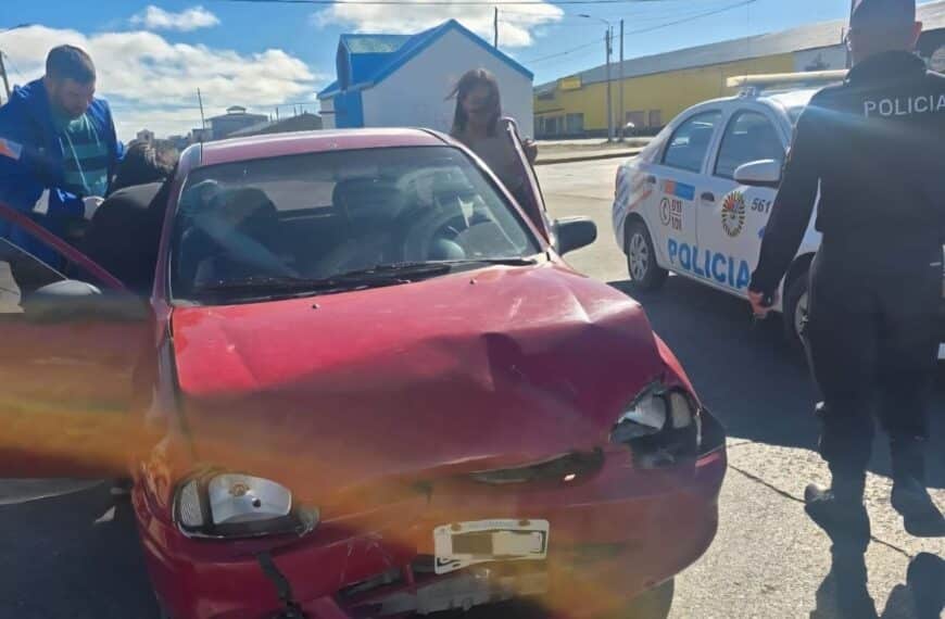 Choque navideño con una conductora con alcoholemia positiva y otro fugado