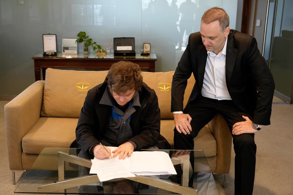 Milei Adorni firma reforma laboral