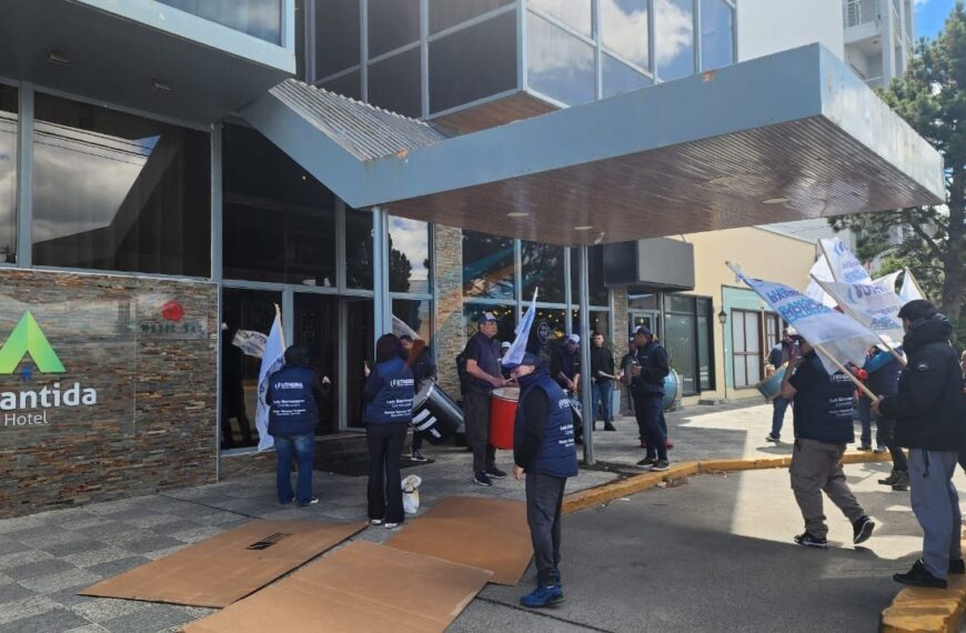 Protesta de UTHGRA frente al Hotel Atlántida ante la falta de pago a los trabajadores