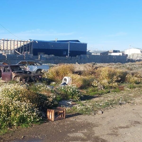 Incendiaron un vehículo abandonado en margen sur y detuvieron a tres sospechosos