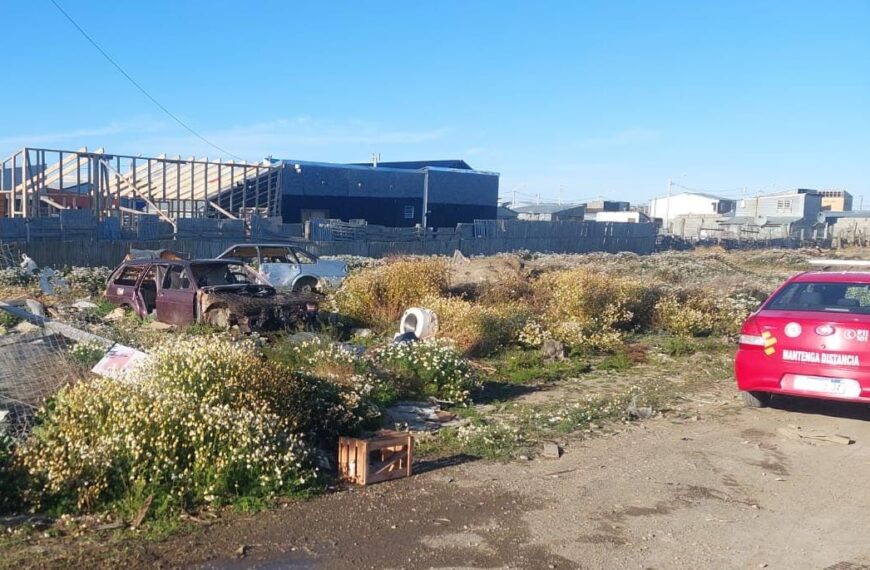 Incendiaron un vehículo abandonado en margen sur y detuvieron a tres sospechosos