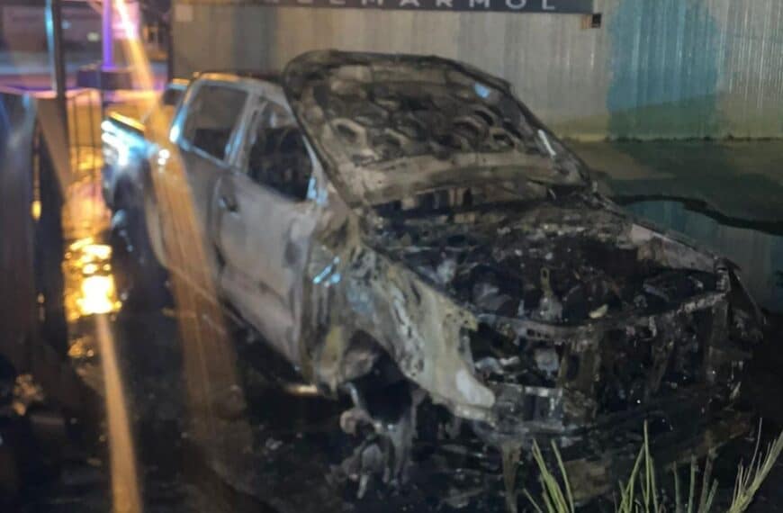 Se incendió una camioneta que se encontraba estacionada en el predio de una empresa