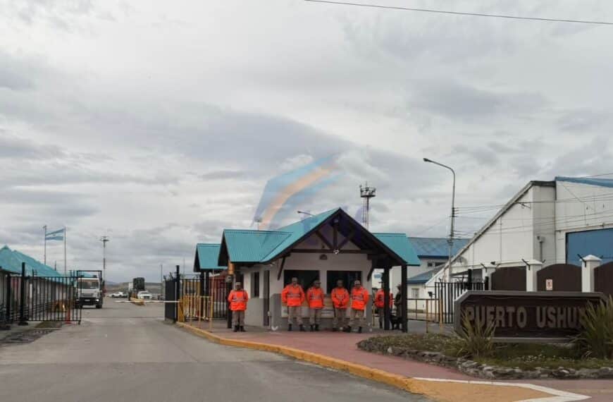 Arribo de un crucero y fuerte operativo de Prefectura a la espera de la protesta sindical en el puerto de Ushuaia