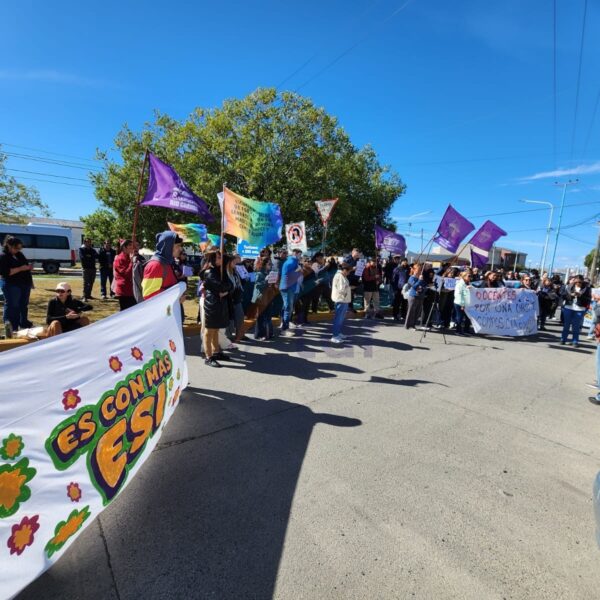 Docentes se manifestaron en rechazo al cierre de la Escuela Popular de Género