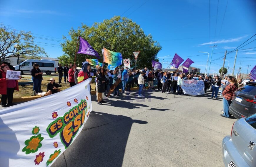 Docentes se manifestaron en rechazo al cierre de la Escuela Popular de Género