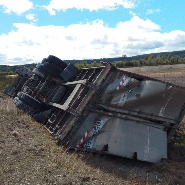 Conductor volcó y fue trasladado preventivamente al Hospital Modular