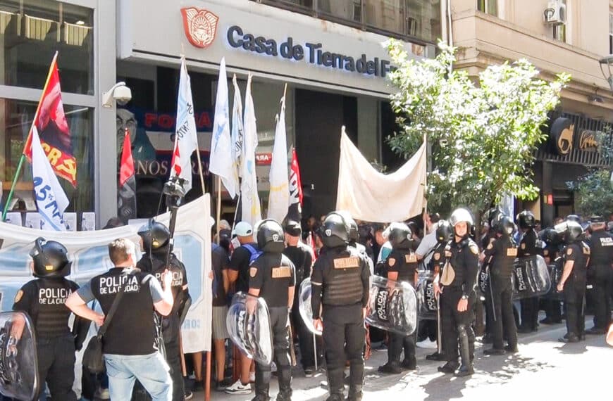Movilización en Casa de Tierra del Fuego en rechazo a la intervención del puerto de Ushuaia