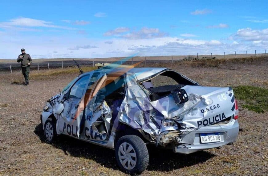 Violento vuelco de un patrullero al sur del Paso San Sebastián: tres policías resultaron ilesos